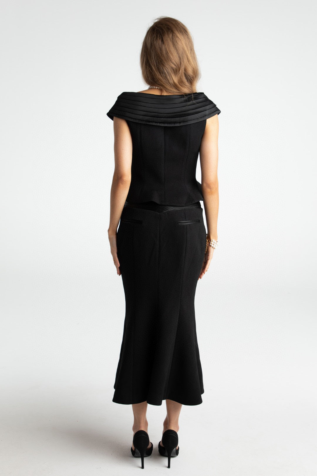 Nana Jacqueline white V-neck waistband top fishtail skirt
