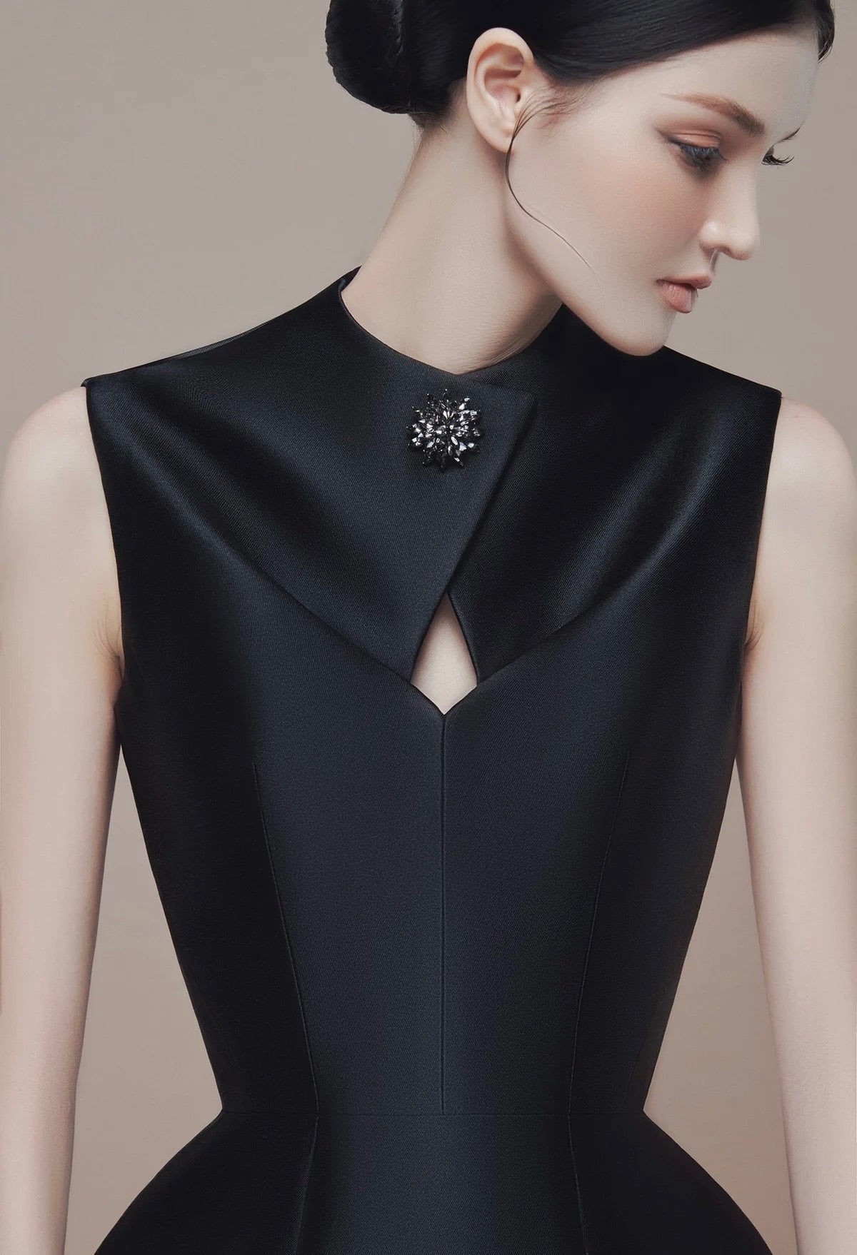 Raffiné White& Black Perlita Folded Neck Midi Dress