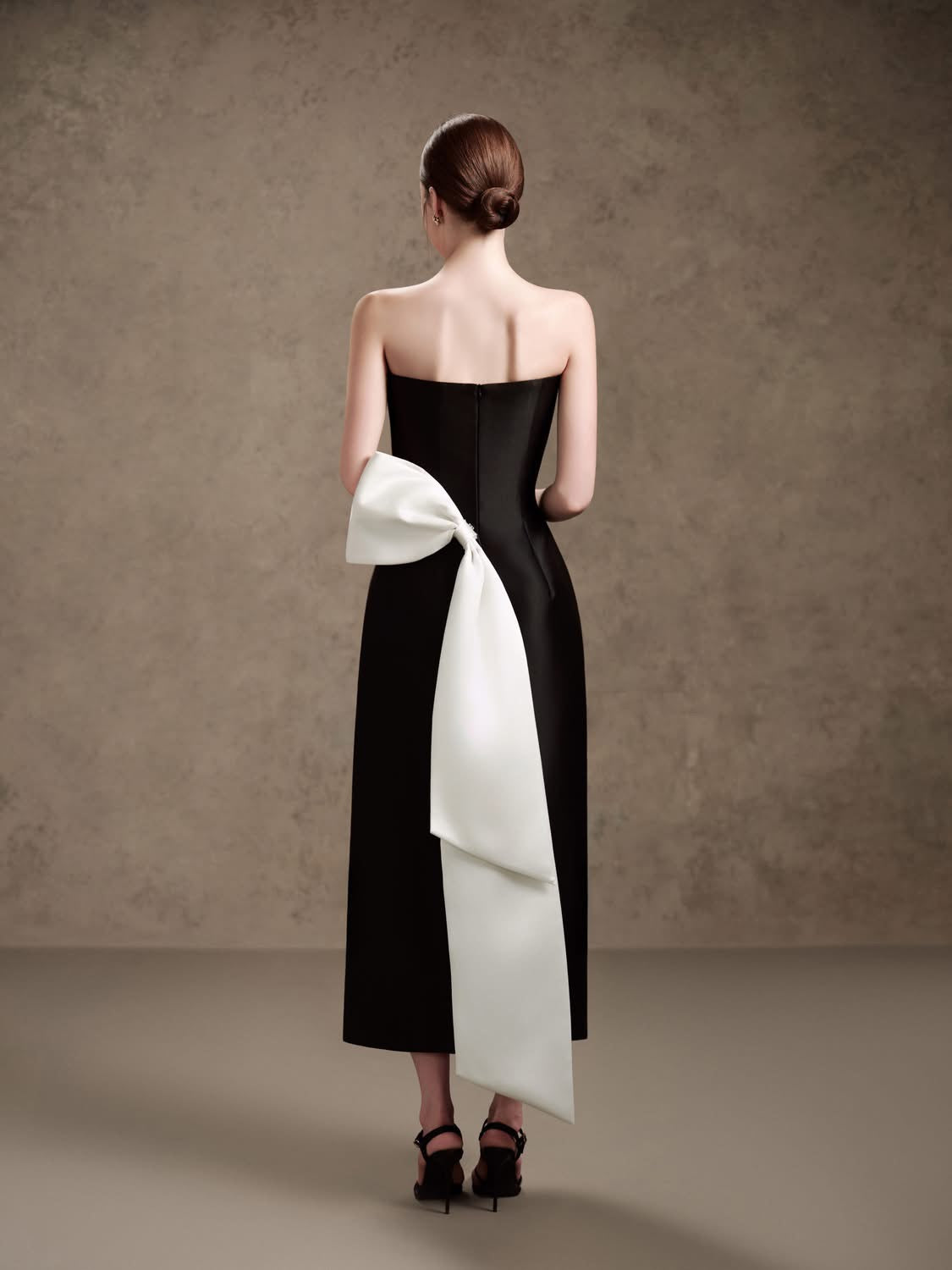 DELICATE Black midi dress