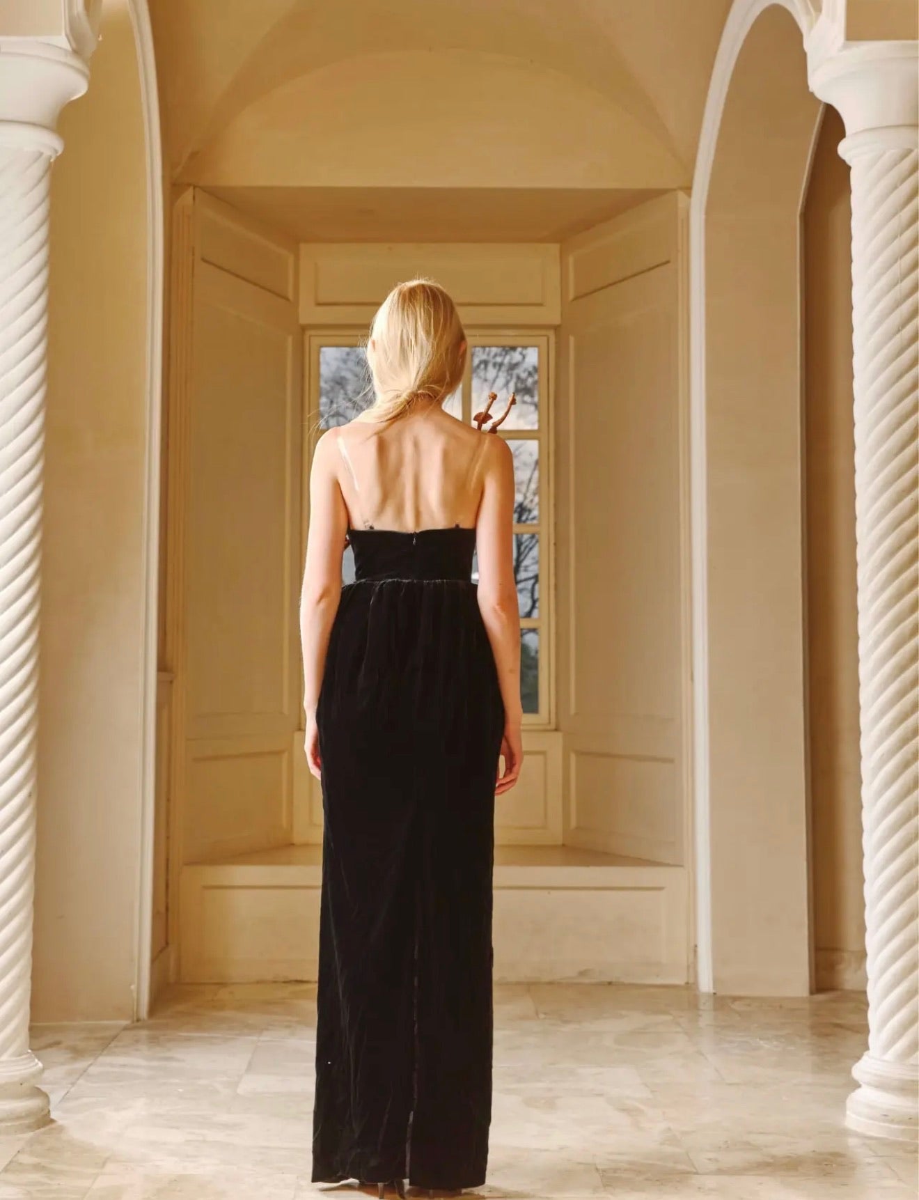 XIANGQIAOSHENG Black Velvet Wood Courtyard Maxi Dress