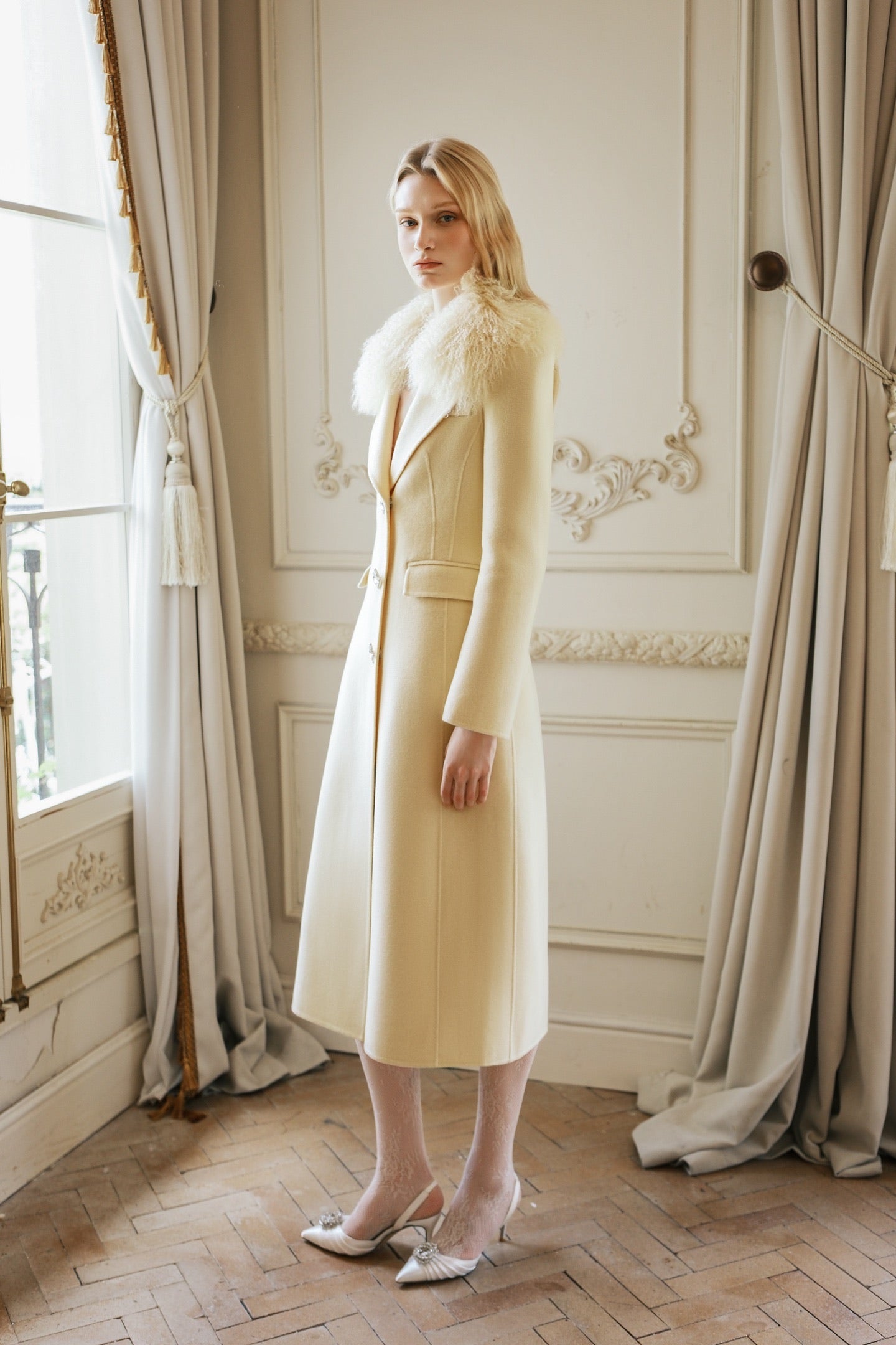 SHEERLUCK Cream Nata Detachable Sheepskin Collar Diamond Buckle Slim-Fit Wool Coat