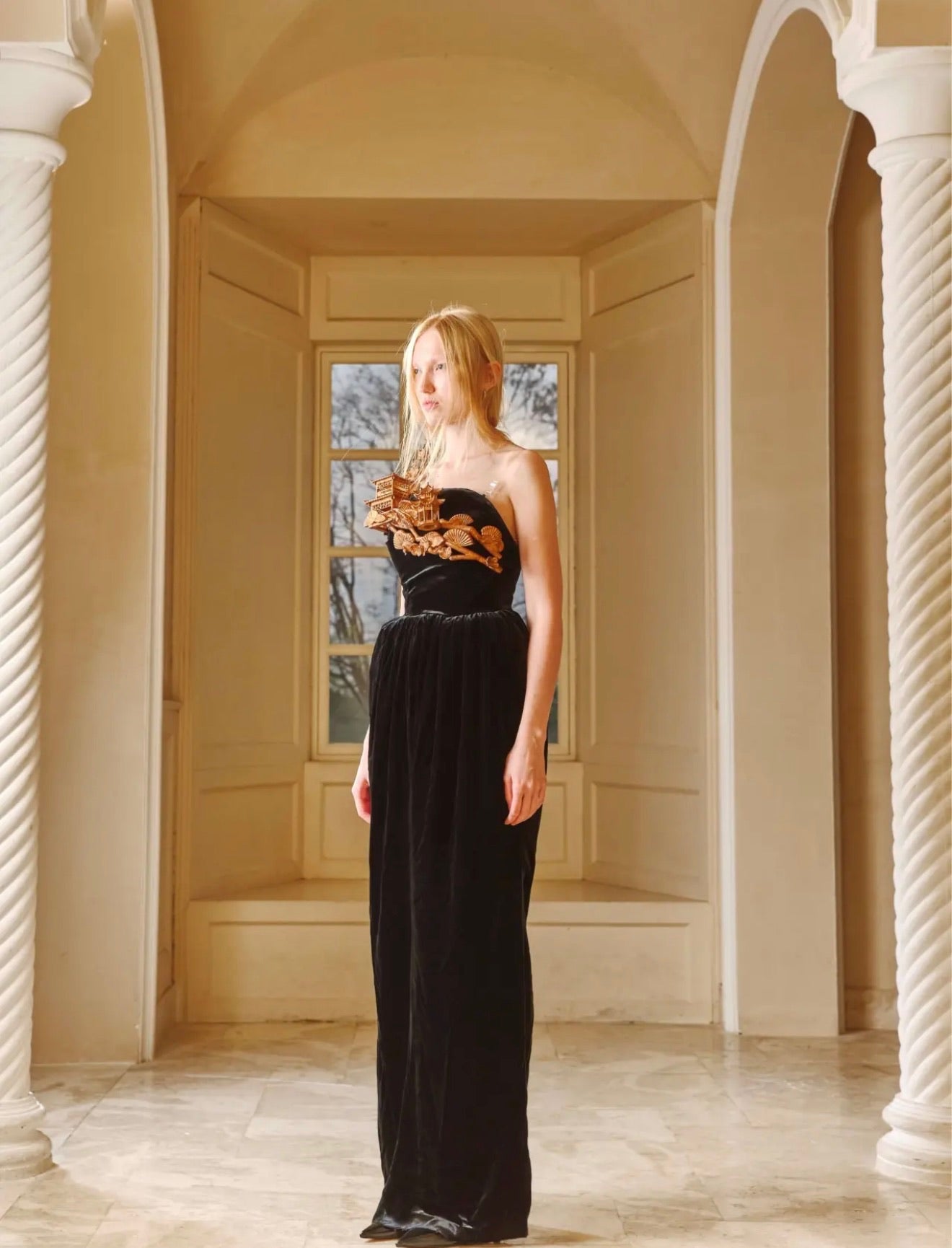 XIANGQIAOSHENG Black Velvet Wood Courtyard Maxi Dress